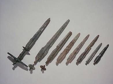 道具の変化から見る 日本の変化 打製石器 旧石器から縄文時代にかけて使われていた 黒曜石等を砕いて創る 主に大型動物の狩猟に使われていた 細石器 打製石器を創るときに出た破片を使用 創りやすい 磨製石器 打製石器を磨いたもの 皿 剣 斧